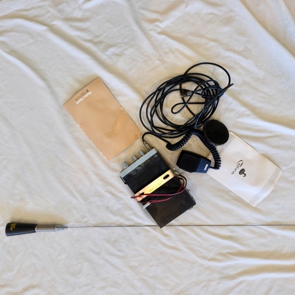 VTG~Cobra 19-23 Channel CB Radio W Manual Mount Microphone & Antenna- Not Tested - Picture 7 of 8